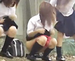 【JKおしっこ盗撮動画】ピンクの派手なパンツをズラして制服女子校生達が一斉に野ションｗｗｗ