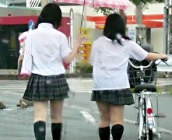 【JK透けブラ盗撮画像】台風の季節！雨風止まらない野外で制服濡れて女子校生のブラジャーが丸見えｗｗ