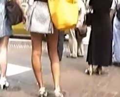 【逆さ撮り隠撮動画】モデルのような細い足のミニスカギャルをスクランブル交差点で人混みに紛れて隠し撮りｗｗ