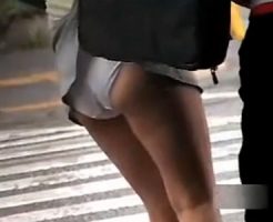 【パンチラ隠撮動画】信号待ちしてるミニスカ素人の真横に立ってカバン引っ掛けスカート捲りｗｗ