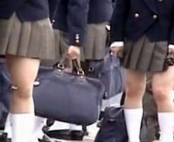 【風チラ隠撮動画】真面目そうな私立の学校に通う女子校生の修学旅行中に襲った突風でパンチラｗｗ
