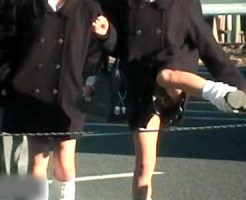 【パンチラ隠撮動画】ロープを飛び越えて道のショートカットする女子校生の足上げた瞬間のパンチラｗｗ