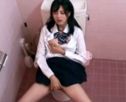【トイレオナニー隠撮動画】雰囲気が石原さとみに似てる女子校生が女子トイレで自慰行為してる件ｗｗ