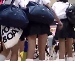 【逆さ撮り隠撮動画】集団で下校するミニスカ女子校生たちをストーキングして背後からパンチラ隠し撮りｗｗ