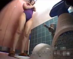 【和式トイレ隠撮動画】スイミングスクールの女子便所に仕掛けた隠しカメラで全裸女子が放尿ｗｗ