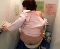 【ナースオナニー盗撮動画】病院の女子トイレで洋式トイレに跨って自慰行為する新人ナースを隠しカメラ撮りｗｗ