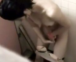 【トイレオナニー盗撮動画】水泳教室の女子トイレでオシッコ後に自慰をする生徒を隠し撮りｗｗ