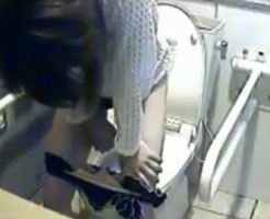 【おしっこ盗撮動画】洋式トイレの便座に座れない潔癖症のギャルが立ちションをする様子を隠しカメラ撮りｗｗ